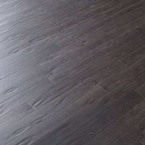 Engineered wood planks floor in Oak: brushed, stained, aged effect, hand carved, varnished.