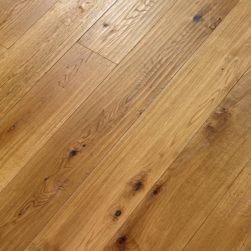 Engineered wood planks floor in Oak: hand planed, aged, stained, varnished.