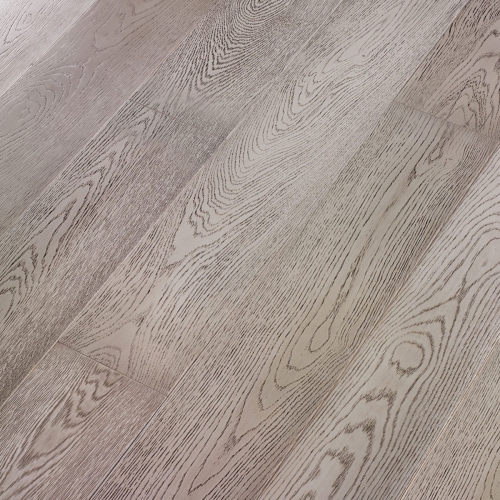 Engineered wood planks floor in Oak: brushed, stained, varnished.