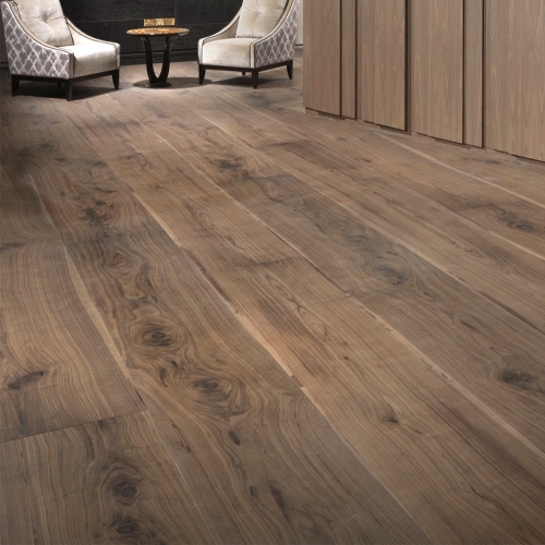 Engineered wood planks Jumbo floor in American Walnut: brushed, stained, varnished.