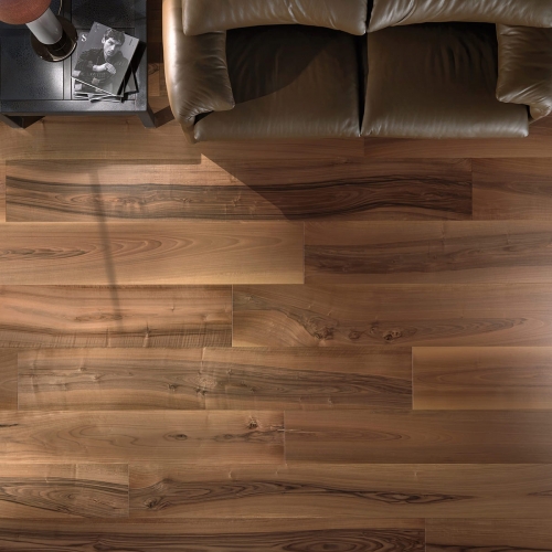Engineered wood planks Jumbo floor in European Walnut: brushed, varnished.