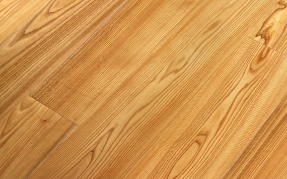 Engineered wood planks floor in Elm: brushed, varnished.