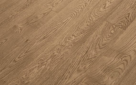 Engineered wood planks floor in Oak: brushed, stained, varnished.