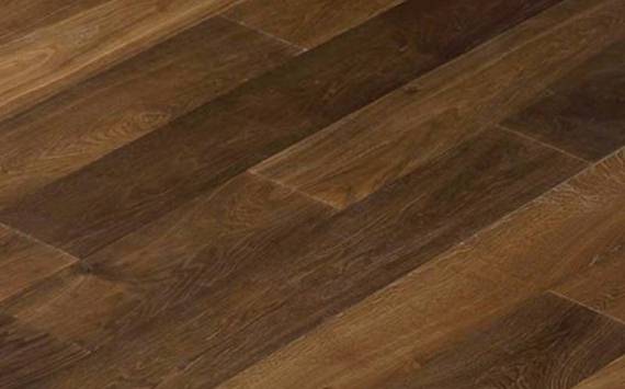 Engineered wood planks floor in Oak: smoked, brushed, varnished.