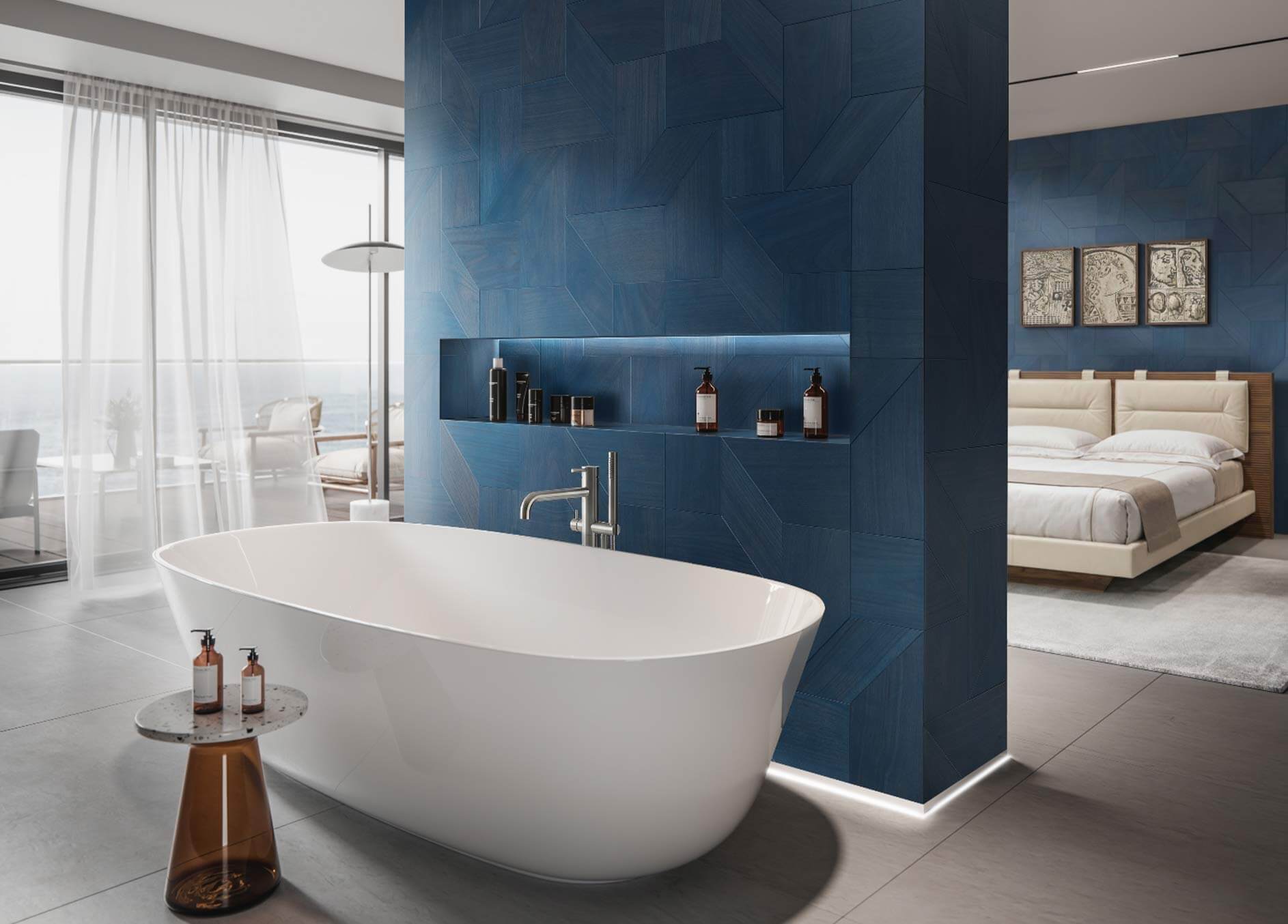 Ванная зона с буазери Nisia от Foglie d’Oro в отделке Blue Lagoon коллекции Colorsense, подсвеченной нишей и белой отдельно стоящей ванной.