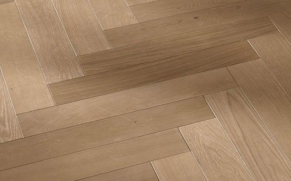 Herringbone 90° wood floor in Oak: brushed, stained, varnished.