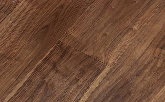 Engineered wood planks floor in American Walnut: hand planed, varnished.