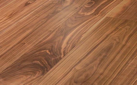 Engineered wood planks floor in American Walnut: sanded, oiled.