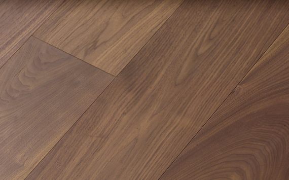 Engineered wood planks floor in American Walnut: brushed, bleached, varnished.