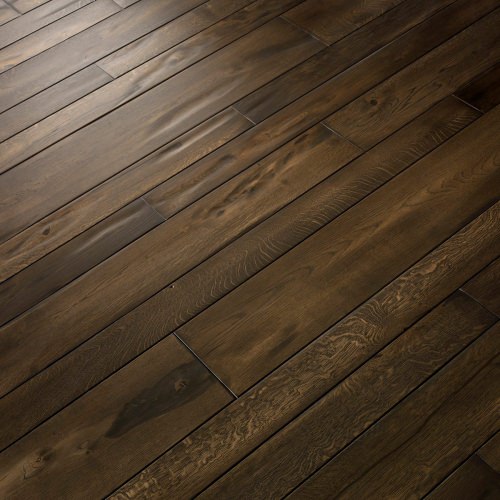 Engineered wood planks floor in Oak: brushed, stained, aged effect, handmade rounded bevels, hand carved, varnished.