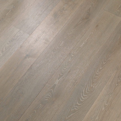 Engineered wood planks floor in Oak: brushed, stained, oiled.