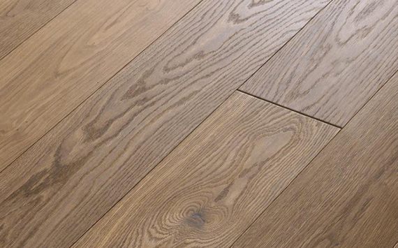Engineered wood planks floor in Oak: smoked, brushed, stained, varnished.