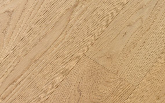 Engineered wood planks floor in Oak: brushed, bleached, varnished.