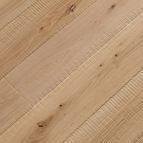 Engineered wood planks floor in Oak: brushed, sawn, varnished.