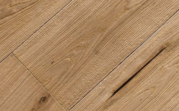 Engineered wood planks floor in Oak: brushed, varnished.