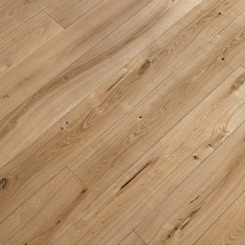 Engineered wood planks floor in Oak: brushed, varnished.