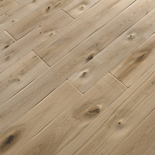 Engineered wood planks floor in Oak: brushed, aged effect, had carved, varnished.