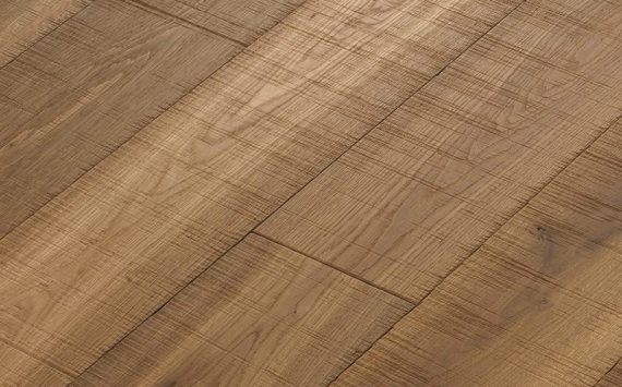 Engineered wood planks floor in Oak: smoked, sawn, varnished.