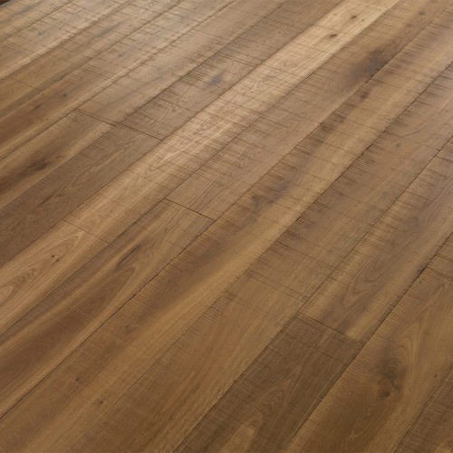 Engineered wood planks floor in Oak: smoked, sawn, varnished.