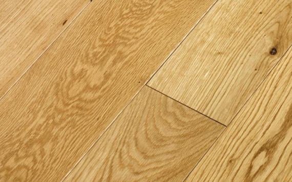 Engineered wood planks floor in Oak: sanded, varnished.