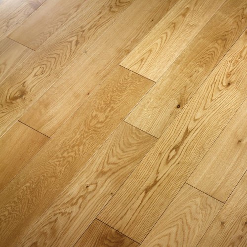 Engineered wood planks floor in Oak: sanded, varnished.