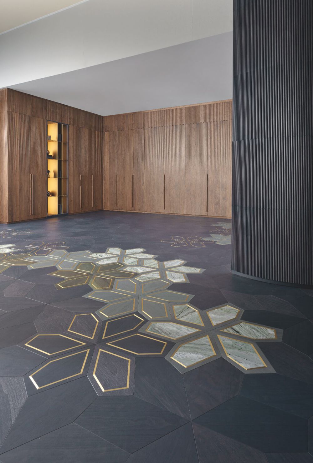 Напольное покрытие Azalea от Foglie d’Oro из дерева в отделке Ocean Blue программы Colorsense, со вставками из мрамора Camelia Green и латунными деталями; в помещении с деревянными буазери.